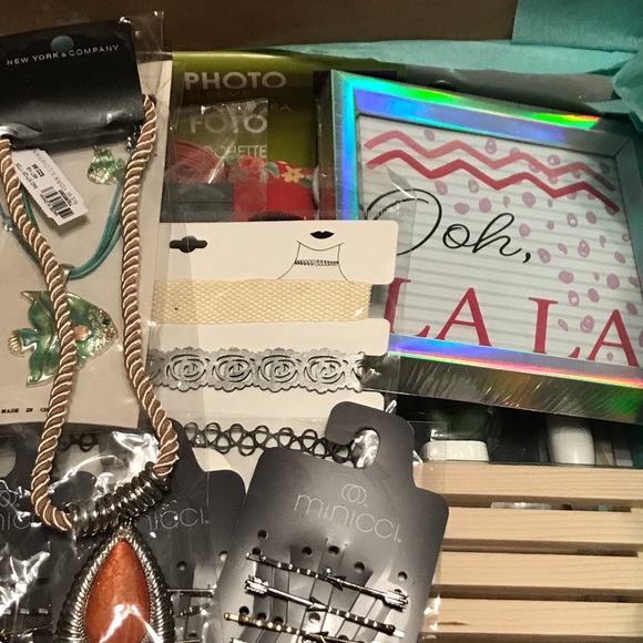 Large Flat Rate Box 26 New Items For the Ladies - Picture 3 of 16